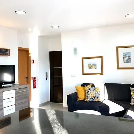 Oura Beach Mid Strip Апартаменты *